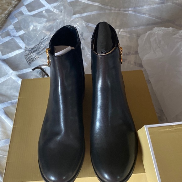 I selling because I have a lot size8michael kors black